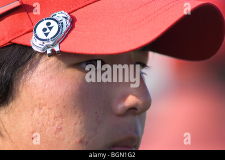 Molto vicino ritratto del golfista giapponese Ryo Ishikawa, in attesa al diciottesimo foro sulla terza giornata del Royal Trophy Foto Stock