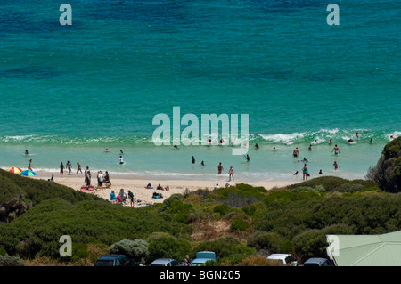 Bagnanti per godersi la spiaggia di Yallingup, uno del Western Australia's top spiagge da surf - visualizzazione ampia Foto Stock