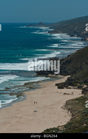 Bagnanti per godersi la spiaggia di Yallingup, uno del Western Australia's top spiagge da surf - visualizzazione ampia Foto Stock