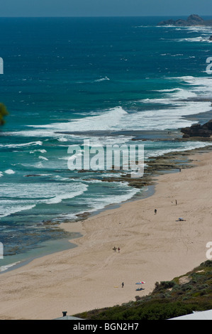 Bagnanti per godersi la spiaggia di Yallingup, uno del Western Australia's top spiagge da surf - visualizzazione ampia Foto Stock