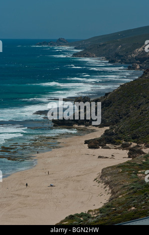 Bagnanti per godersi la spiaggia di Yallingup, uno del Western Australia's top spiagge da surf - visualizzazione ampia Foto Stock