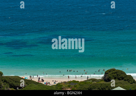 Bagnanti per godersi la spiaggia di Yallingup, uno del Western Australia's top spiagge da surf - visualizzazione ampia Foto Stock