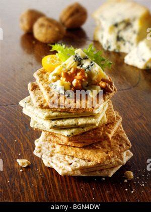 Formaggi e biscotti con del formaggio Stilton e noci Foto Stock