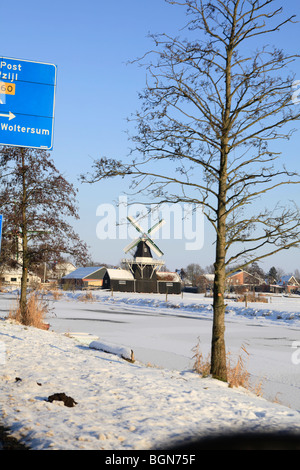 Mulino a vento in olandese paesaggio invernale Foto Stock