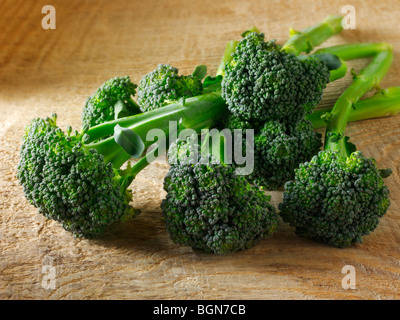 Close up di broccoli su uno sfondo di legno Foto Stock