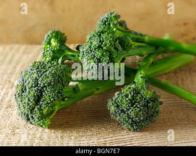 Close up di broccoli su uno sfondo di legno Foto Stock