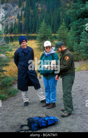 Ranger è aiutare i turisti nel Parco Nazionale di Denali, Alaska Foto Stock