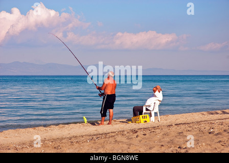 La gente del posto a pesca di Hanioti, penisola Kassandra di Halkidiki, Grecia. Foto Stock