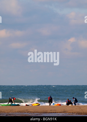 Surf kayakers preparando per andare in mare, Bude Cornwall. Foto Stock