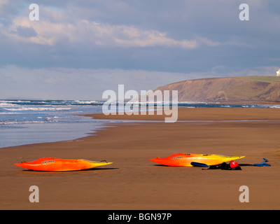 Due Canoe sulla spiaggia, Bude, North Cornwall. Foto Stock