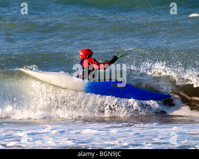 Kayaker di surf in azione, Cornwall Foto Stock