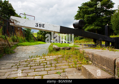 Una serratura su The Huddersfield stretto canale Slaithwaite West Yorkshire England Regno Unito Foto Stock