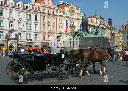 Statua di Jan Hus alla città vecchia piazza Staromestske namesti, Praga, Repubblica Ceca Foto Stock