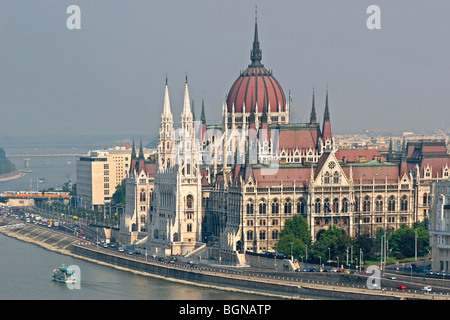 Il Parlamento lungo il fiume Danubio a Budapest, Ungheria Foto Stock