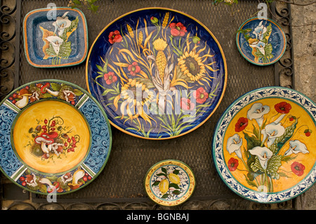 Coloratissima serie di ceramiche decorare un negozio di fronte ad Orvieto in Umbria Foto Stock