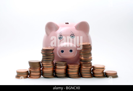 Salvadanaio con British monete risparmio nuovamente l'economia denaro reddito salariale la recessione di denaro contante banche mutui inflazione REGNO UNITO Foto Stock