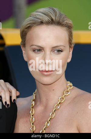 CHARLIZE THERON HANCOCK LOS ANGELES PREMIERE GRAUMANS CHINESE HOLLYWOOD LOS ANGELES STATI UNITI D'AMERICA 30 giugno 2008 Foto Stock