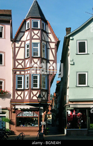 Il Wertheim centro storico medievale con tipiche case a graticcio e le piccole strade, Germania Foto Stock