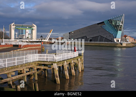 La profonda Aquarium e il fiume Hull barriera di marea, East Riding of Yorkshire, Regno Unito Foto Stock
