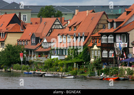 La piccola Venezia con le sue tipiche case a graticcio che si susseguono lungo le rive del fiume Regnitz, Bamberg, Germania Foto Stock