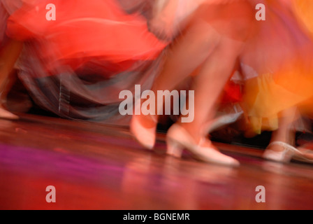 Movimento sfocate di donne che danzano in Sud Americana spettacolo folkloristico di danza Foto Stock