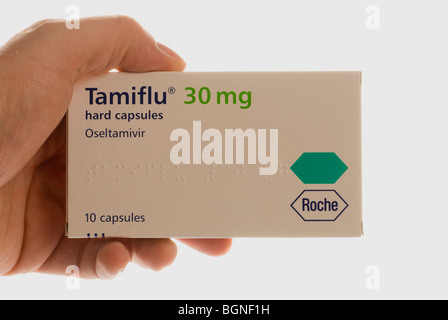 Tamiflu box tenuto a mano con spazio per il testo o sfinestratura Foto Stock