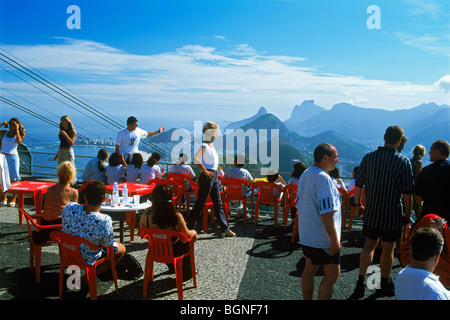 I turisti ed i visitatori al punto di vista su Pao de Acucar o pan di zucchero che si affaccia sulle spiagge e baie di Rio de Janeiro Foto Stock