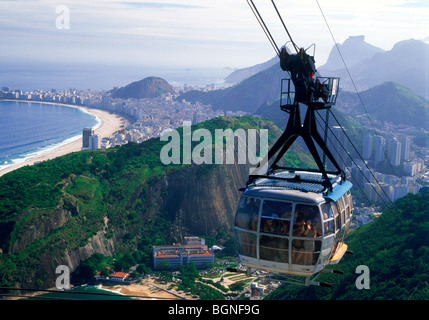 Funivia in sella alla sommità del Pan di Zucchero (Pao de Acucar) al di sopra di Rio de Janeiro in Brasile Foto Stock