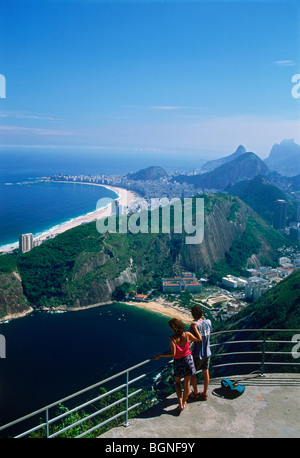 Matura al punto di vedetta sul Pan di Zucchero o Pao de Acucar con vista su Rio de Janeiro spiagge, baie e montagne Foto Stock