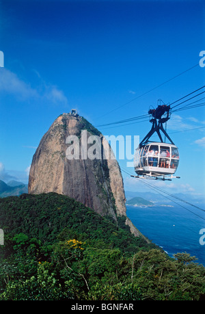 Funivia in sella alla sommità del Pan di Zucchero (Pao de Acucar) al di sopra di Rio de Janeiro in Brasile Foto Stock