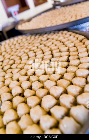 Vassoi di Baklava pasticcini sul display in un ristorante arabo Foto Stock