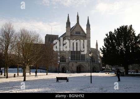 La elevazione ad ovest della cattedrale di Winchester circondato da neve, Hampshire, Inghilterra. Foto Stock