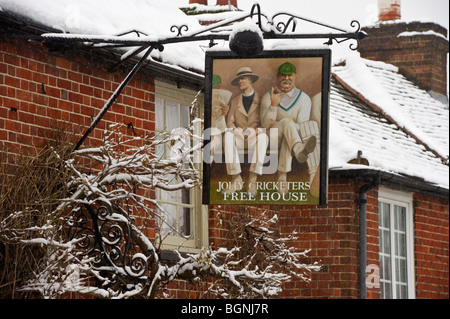 Jolly Il Cricketers Pub insegna in inverno neve , Seer Green Buckinghamshire REGNO UNITO Foto Stock