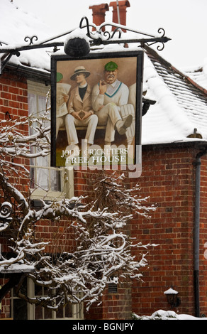 Jolly Il Cricketers Pub insegna in inverno neve , Seer Green Buckinghamshire REGNO UNITO Foto Stock