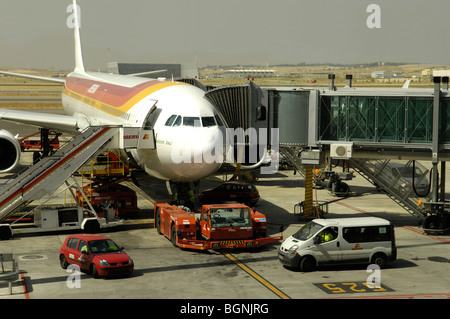 Barajas International Airport Terminal, Madrid, Spagna; vista europeo Airbus a collegamento terminale span. Foto Stock