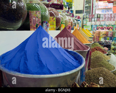 Lineup colorati di spezie fresche in un souk (mercati) in Aswan, Egitto Foto Stock