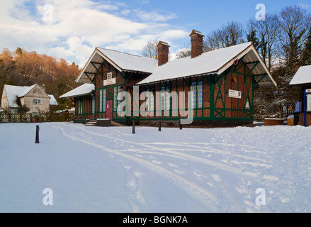 Matlock Bath stazione ferroviaria nel Derbyshire Peak District Inghilterra costruito nel 1849 in stile chalet svizzero e visto qui con la neve Foto Stock