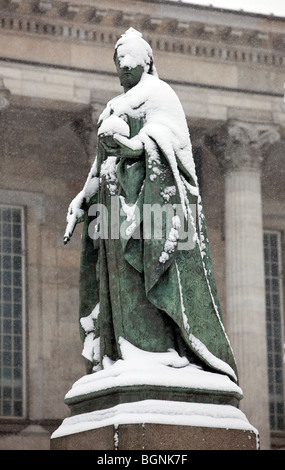 Una coperta di neve statua della regina Victoria a Birmingham, Inghilterra, Regno Unito. "Noi non sono divertito' è un modo di dire associati con la regina. Foto Stock