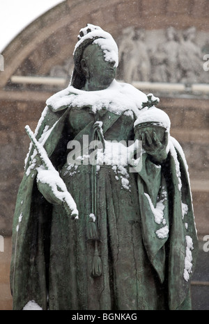 Una coperta di neve statua della regina Victoria a Birmingham, Inghilterra, Regno Unito. "Noi non sono divertito' è un modo di dire associati con la regina. Foto Stock