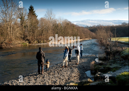 Una famiglia a piedi lungo il fiume Wye a Rhayader, Powys, il Galles Centrale, 1 gennaio 2010 Foto Stock