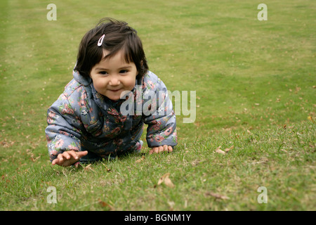 Diciotto mesi di età bambino nel parco Foto Stock