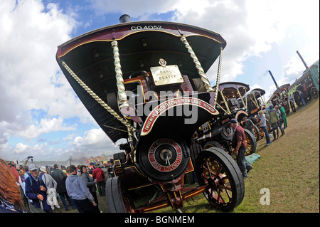 Vista di fish eye tra un Showmans motore a vapore al grande Dorset Fiera a vapore Foto Stock