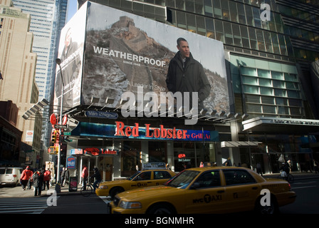 Un cartellone a Times Square a New York con U.S. Il presidente Barack Obama che indossa una giacca dalla società resistente agli agenti atmosferici Foto Stock