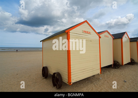 Riga di colorate cabine da spiaggia su ruote lungo la costa del Mare del Nord a De Panne, Belgio Foto Stock