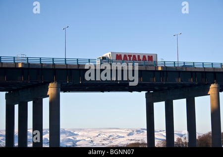 Carrello scendendo dal Pennines sulla autostrada M62 viadotto vicino a Rochdale, Regno Unito. Hollingworth Lake, Littleborough al di là. Foto Stock