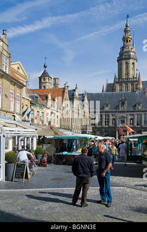 Piazza Principale del Mercato / Grote Markt e belfry presso la città Veurne / Furnes, Fiandre Occidentali, Belgio Foto Stock