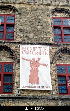 Annuncio per la Boeteprocessie / la processione dei penitenti in città Veurne / Furnes, Fiandre Occidentali, Belgio Foto Stock