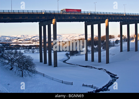 Carrello scendendo dal Pennines sulla autostrada M62 viadotto vicino a Rochdale, Regno Unito. Hollingworth Lake, Littleborough al di là. Foto Stock