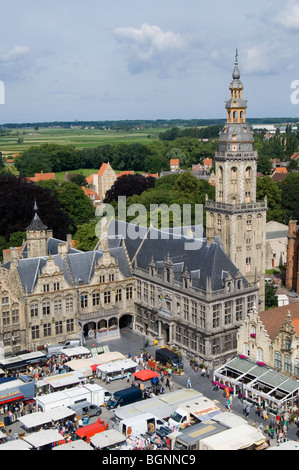 Piazza Principale del Mercato / Grote Markt e belfry presso la città Veurne / Furnes, Fiandre Occidentali, Belgio Foto Stock