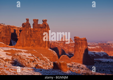 Sunrise a tre pettegolezzi Area, scena di neve, Arches National Park, STATI UNITI D'AMERICA Foto Stock